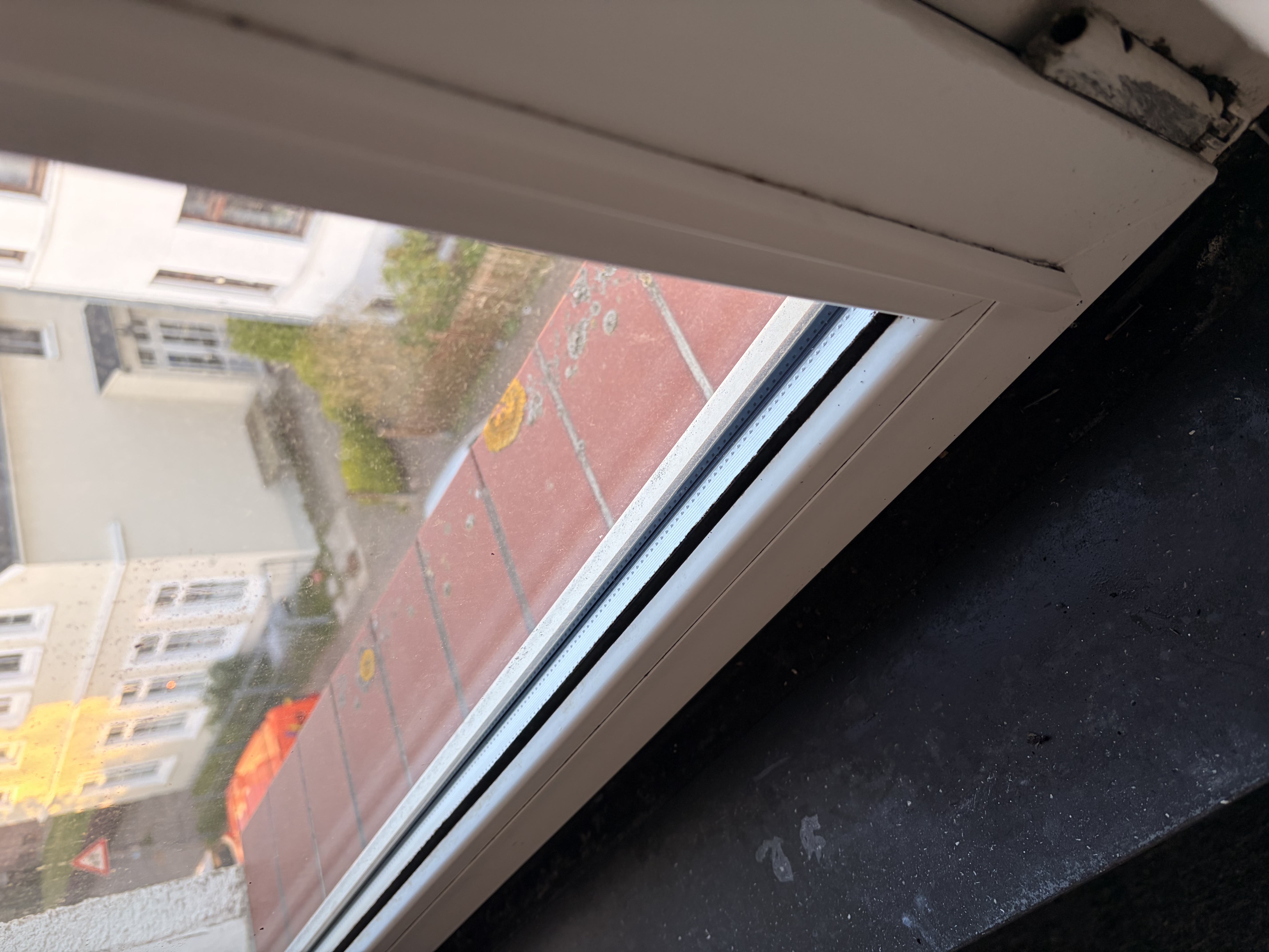 Saubere Fensterschiene nach der Reinigung