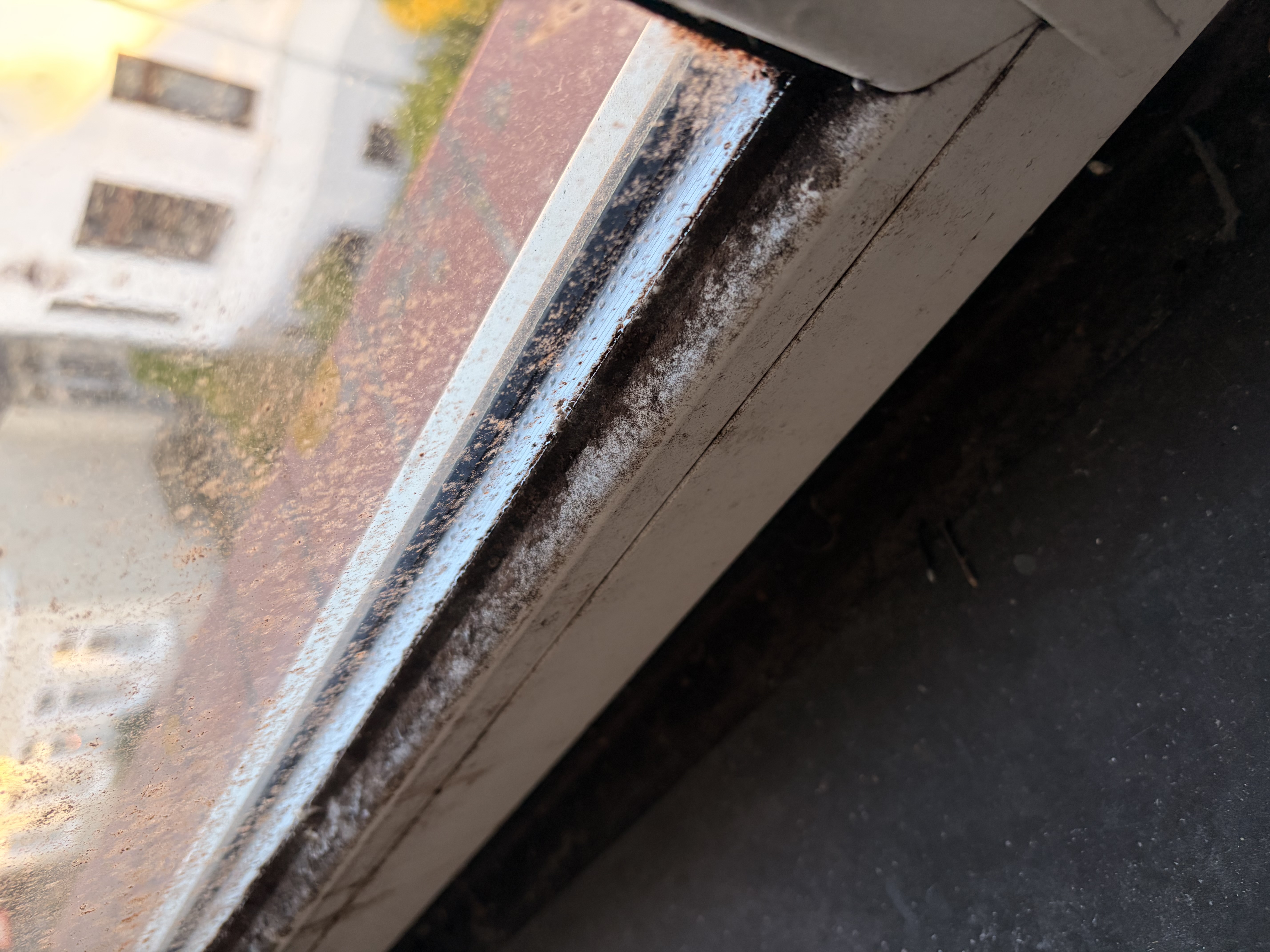Stark verschmutzte Fensterschiene vor der Reinigung