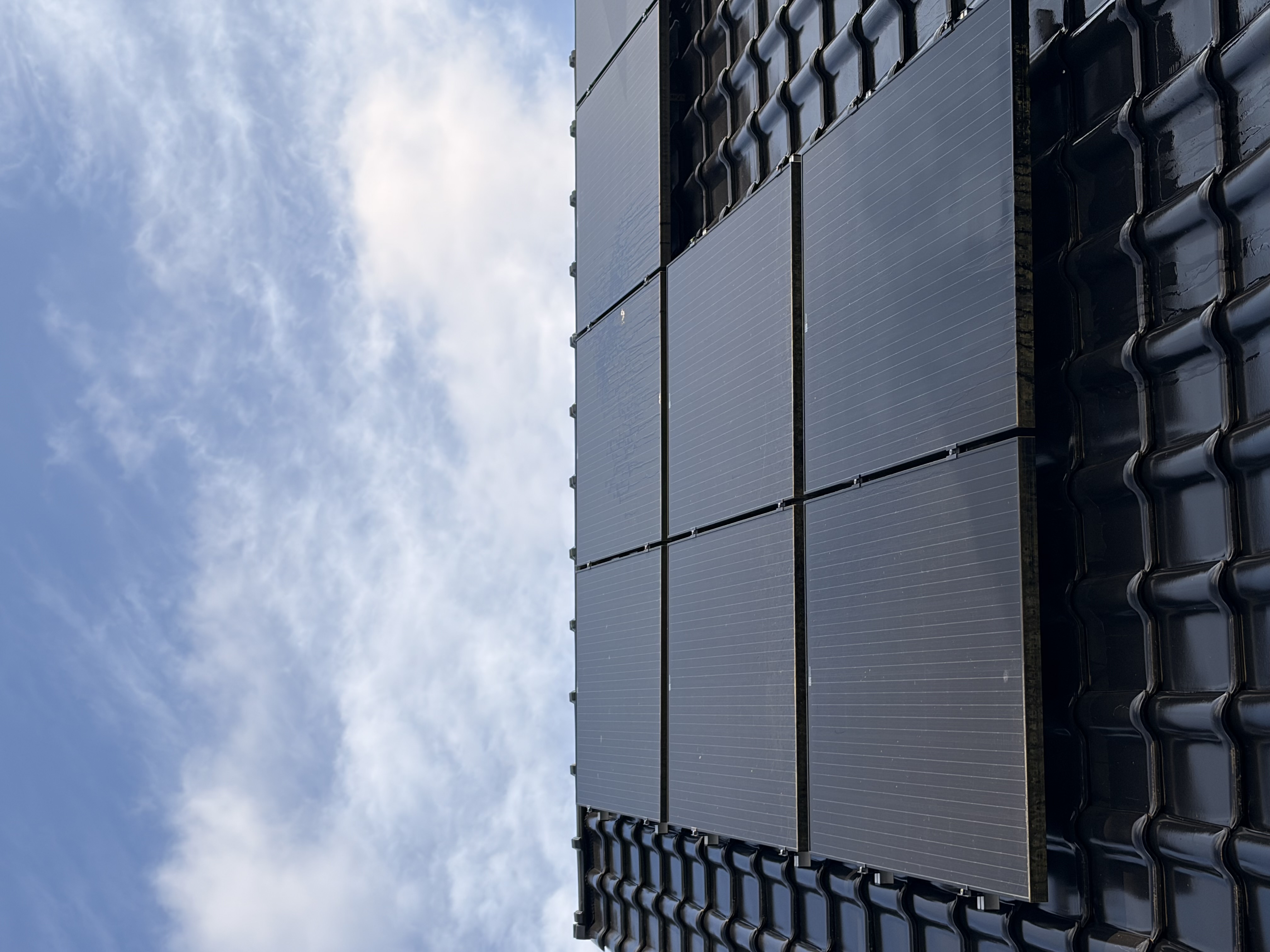Gereinigte Photovoltaikanlage auf Ziegeldach – PV-Reinigung Nord Vista Cleaning