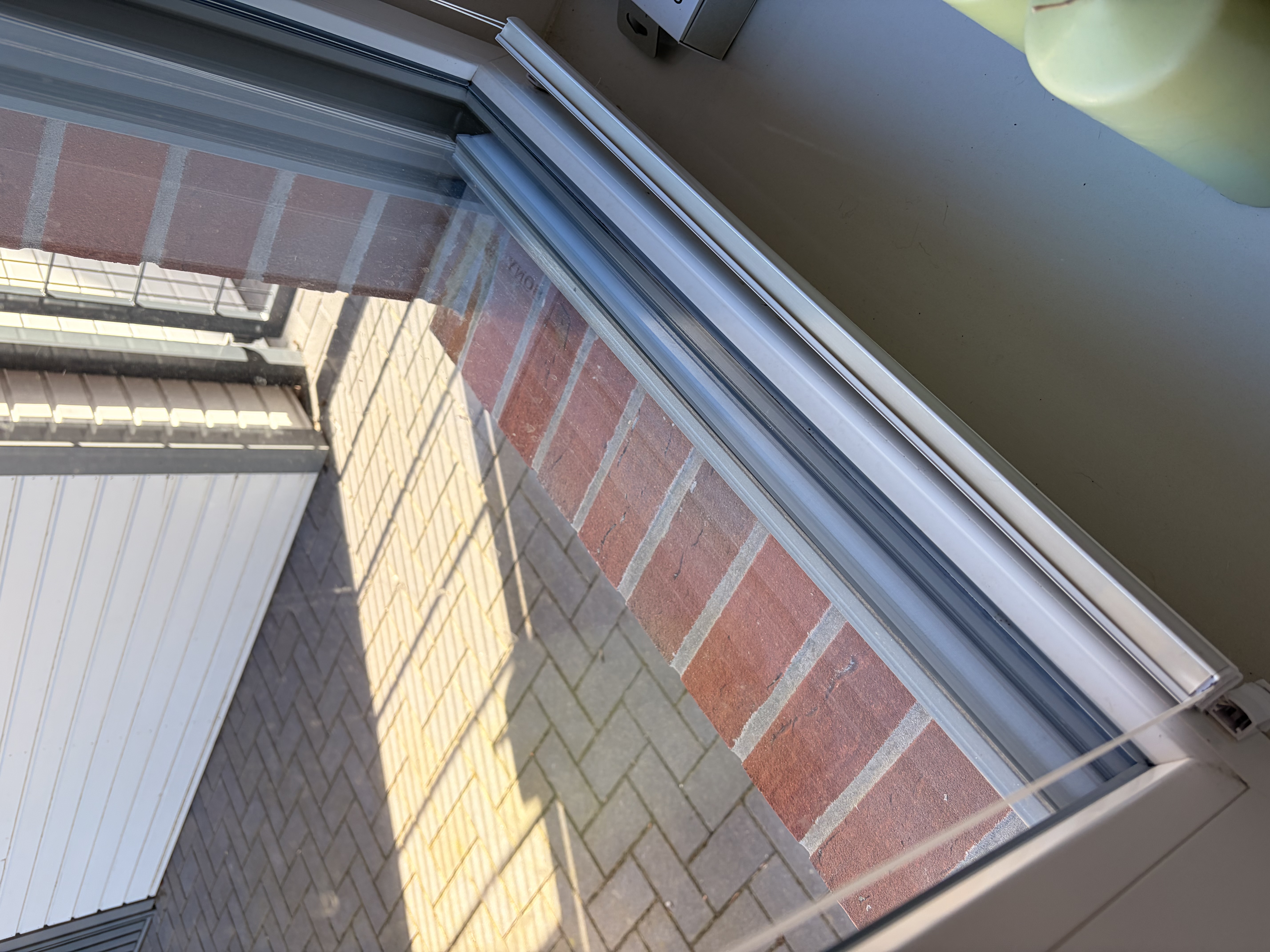Saubere Fensterlaufschiene nach der Reinigung