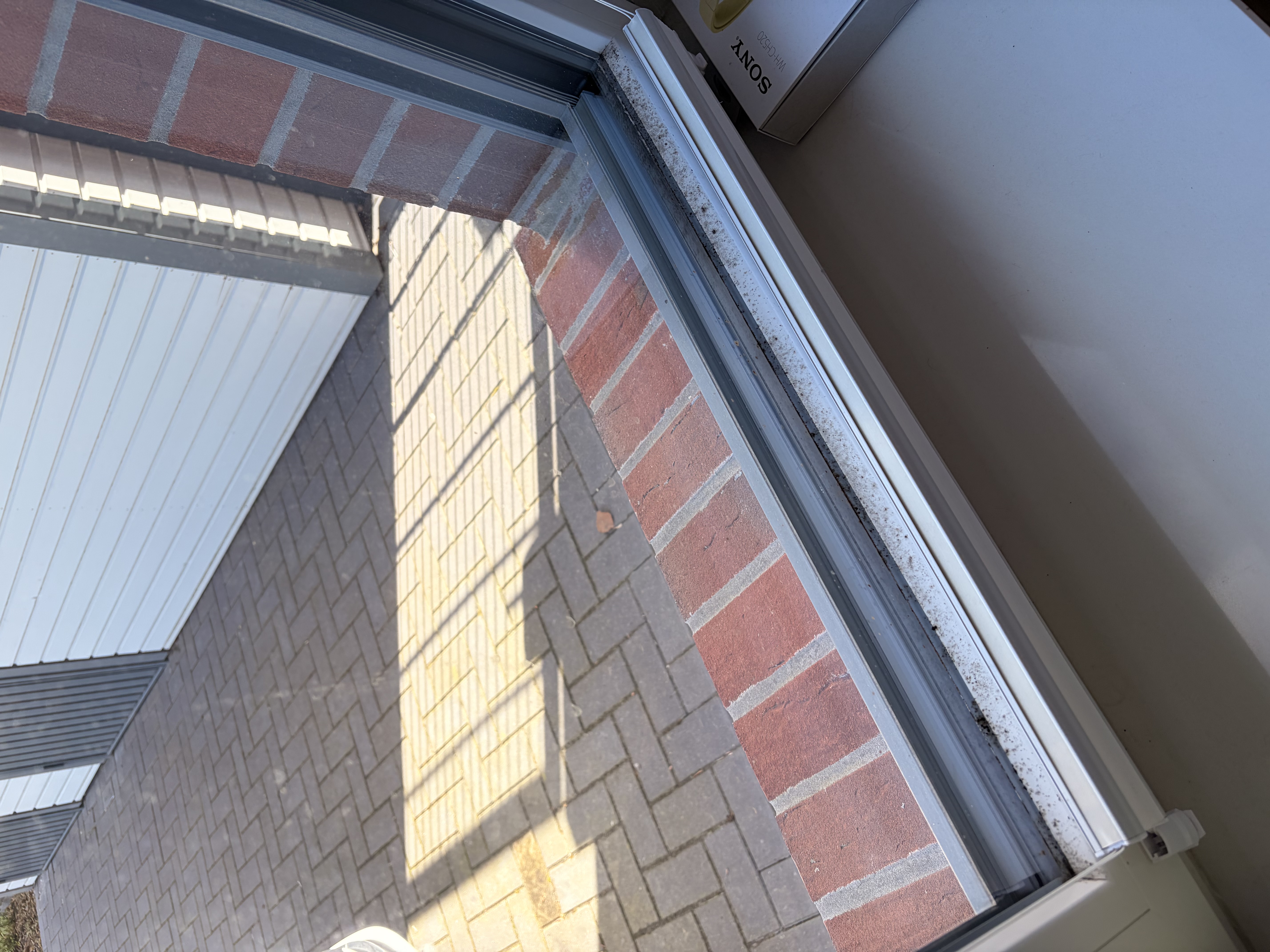 Verschmutzte Fensterlaufschiene vor der Reinigung