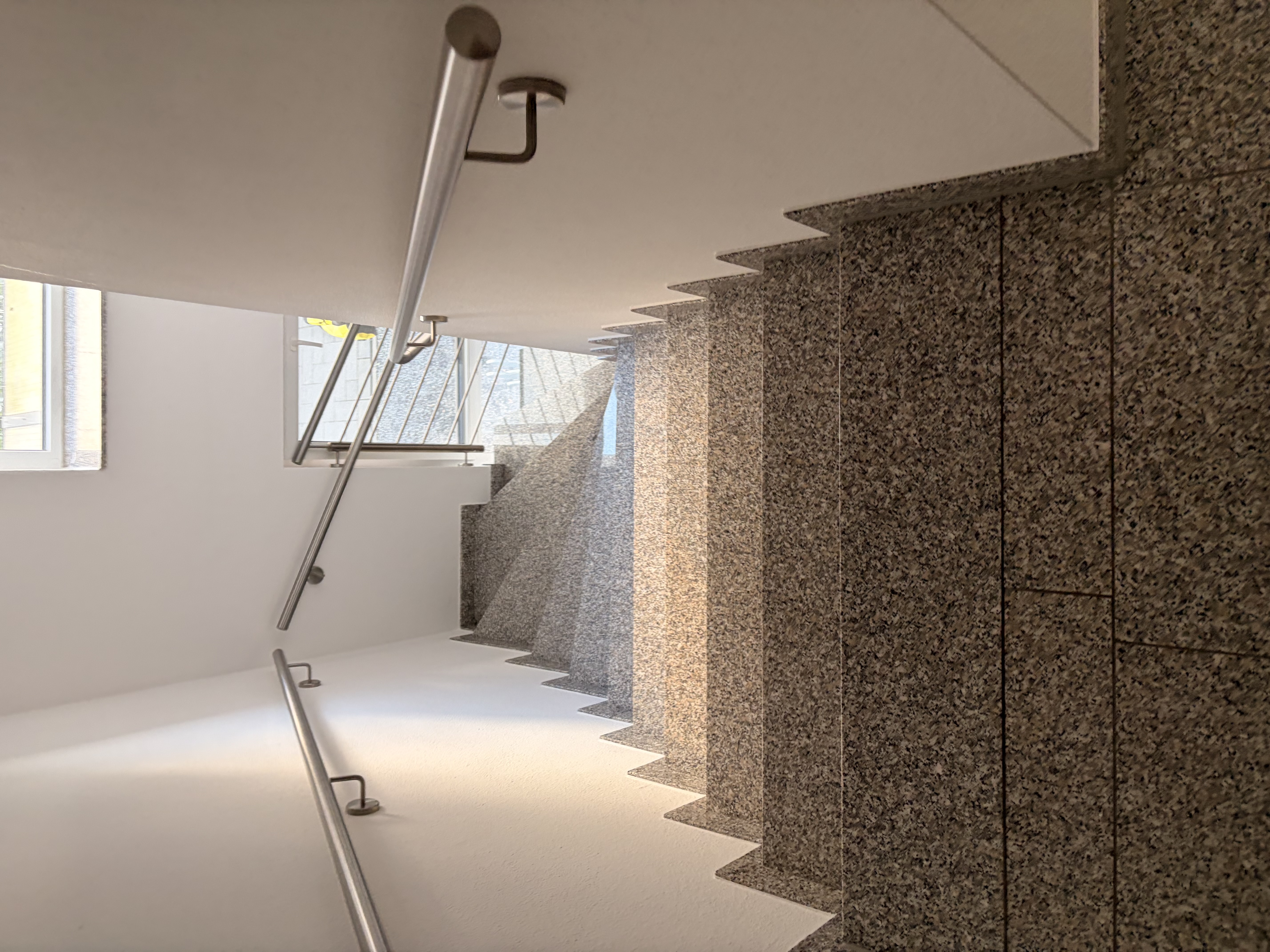 Gepflegtes Treppenhaus mit Granitstufen – Treppenhausreinigung Nord Vista Cleaning